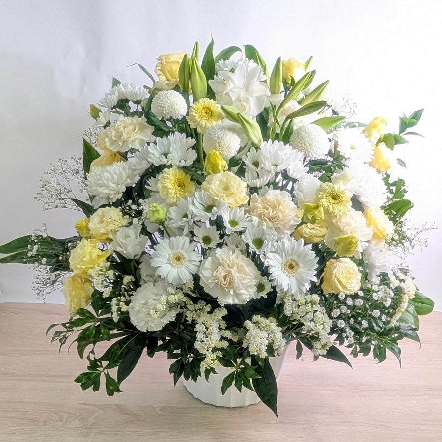 初盆の花・新盆に飾るお供え花。はじめて迎えるお盆、ご実家に贈るお供え用のアレンジメント