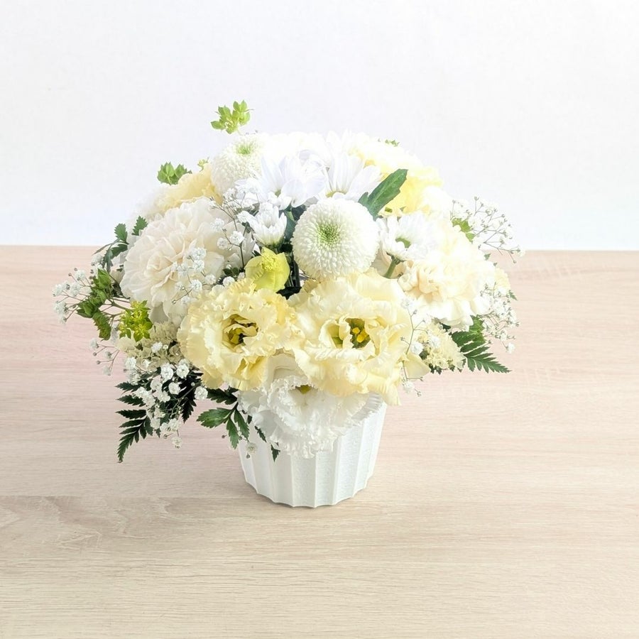 初盆の花・新盆に飾るお供え花。はじめて迎えるお盆、ご実家に贈るお供え用のアレンジメント