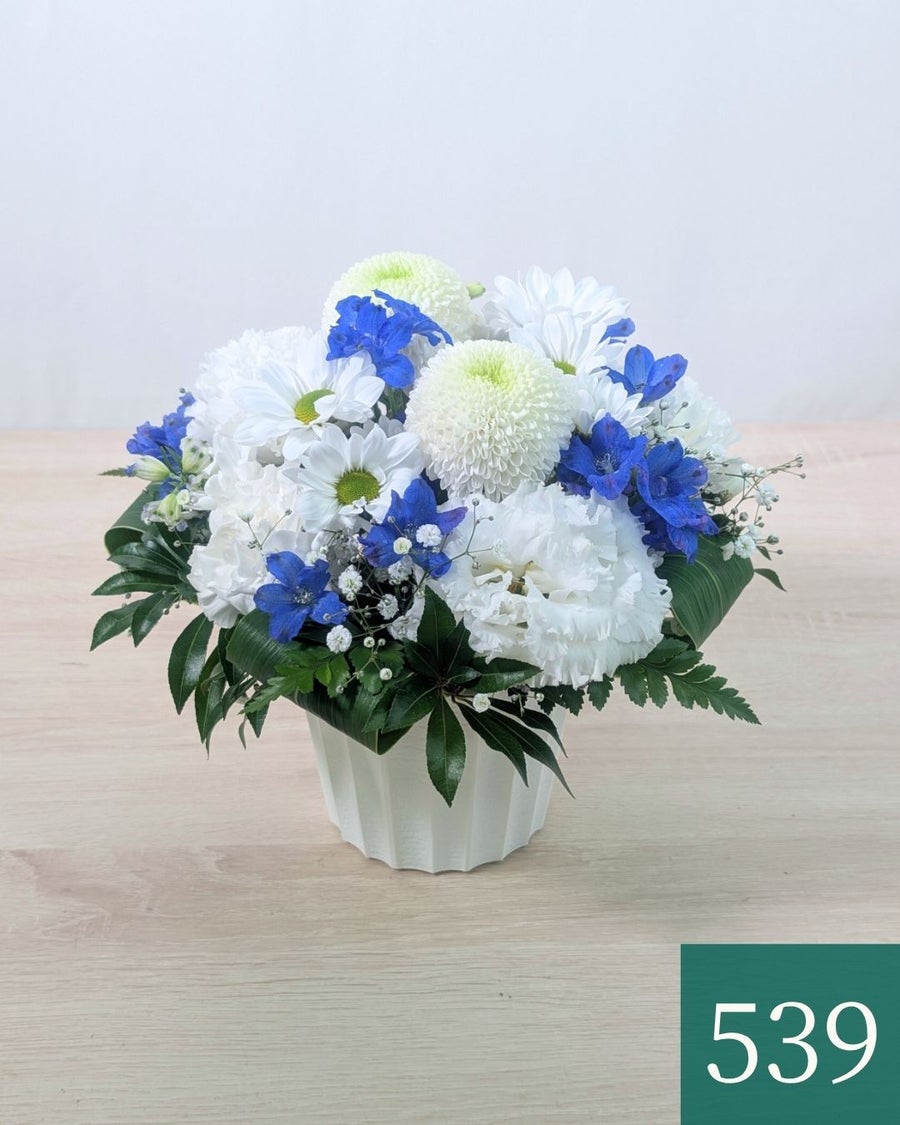 初盆の花・新盆に飾るお供え花。はじめて迎えるお盆、ご実家に贈るお供え用のアレンジメント