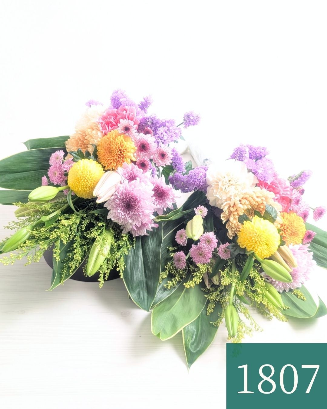 お墓・仏壇に飾るお花。墓花一対セット。お彼岸やお盆に贈るお参り用のお供え花束