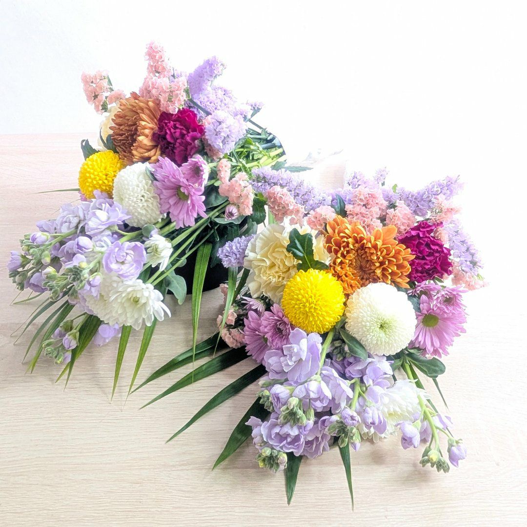 お墓・仏壇に飾るお花。墓花一対セット。お彼岸やお盆に贈るお参り用のお供え花束