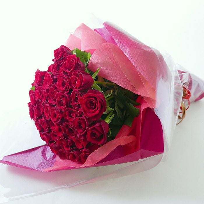 記念の数で贈るバラの花束。50歳、結婚50周年、金婚式に50本のバラを贈ります。