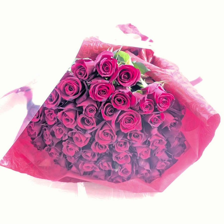 プロポーズ、結婚記念日、誕生日に。記念の数で贈るバラ。100本のバラの花言葉は「100パーセントの愛」