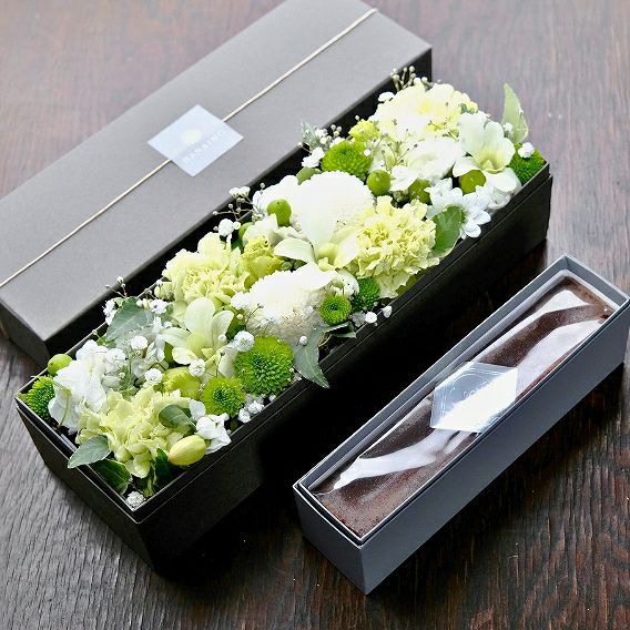 冬のごあいさつに贈るお菓子付きBOXアレンジ 花とショコラのギフトセット