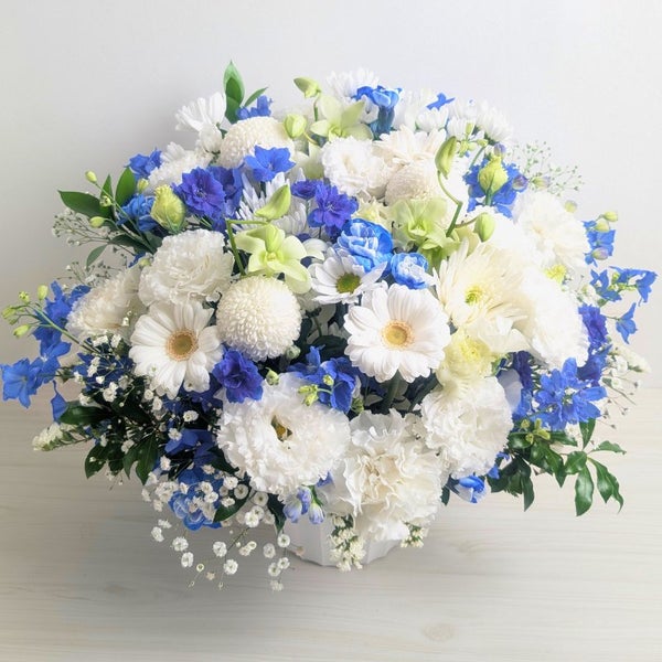 青い花のギフト。青い花の花束・アレンジメント。青色で贈る生花のフラワーギフト