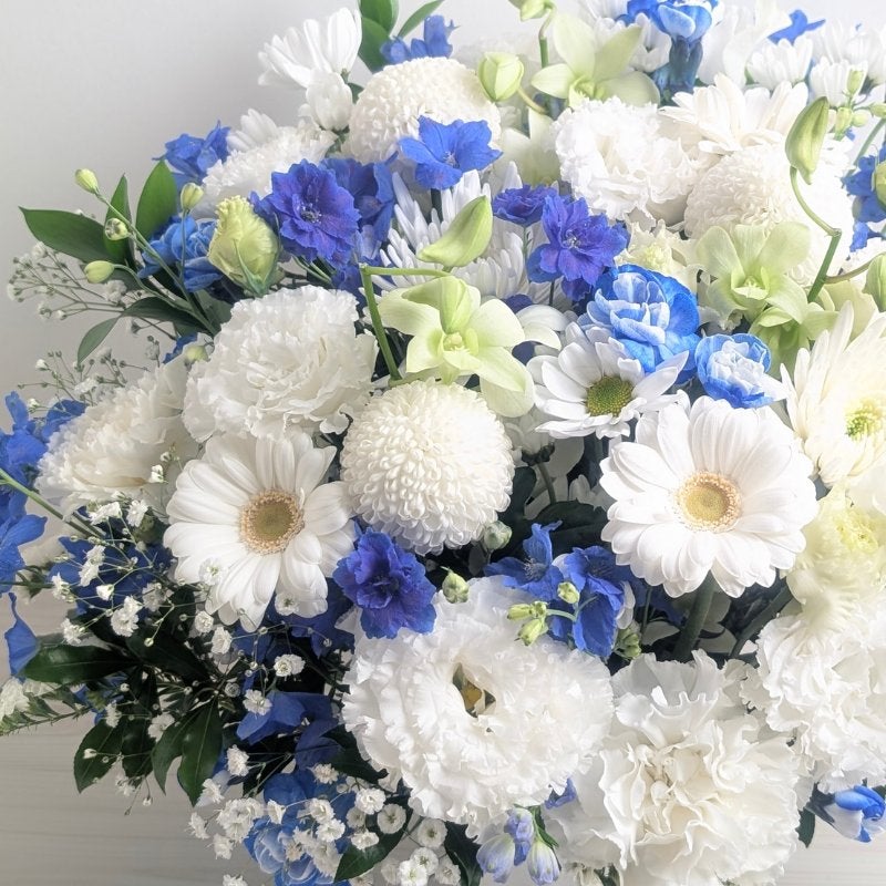 青い花のギフト。青い花の花束・アレンジメント。青色で贈る生花のフラワーギフト