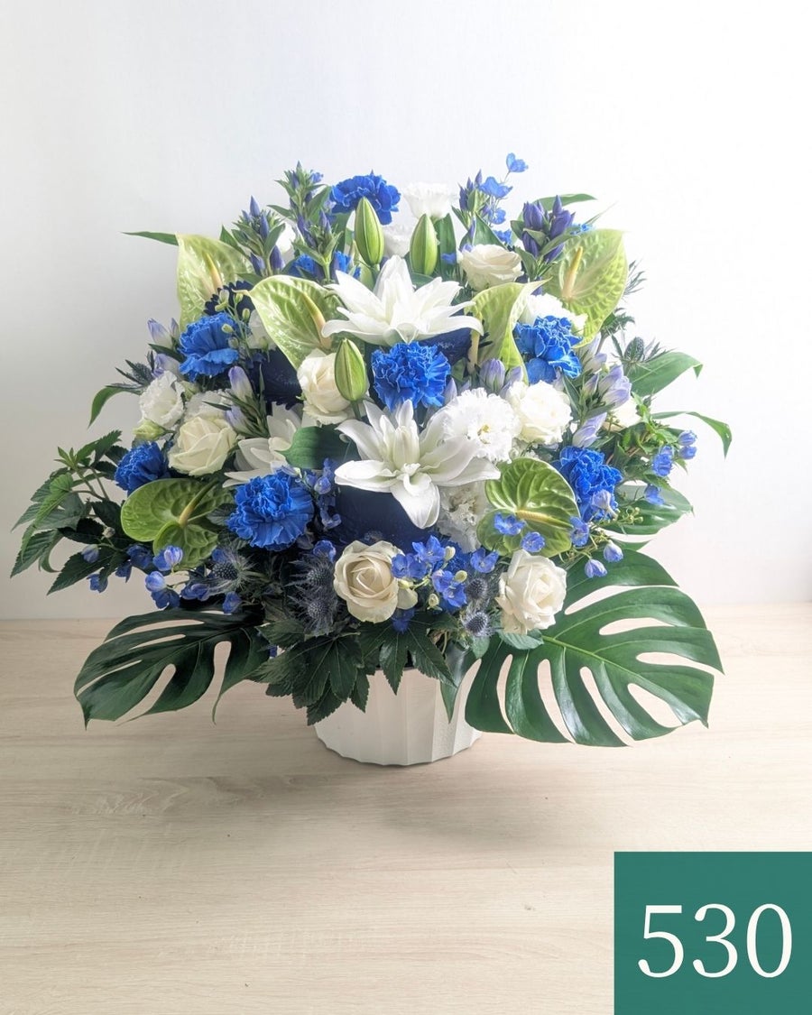 青い花のギフト。青い花の花束・アレンジメント。青色で贈る生花のフラワーギフト