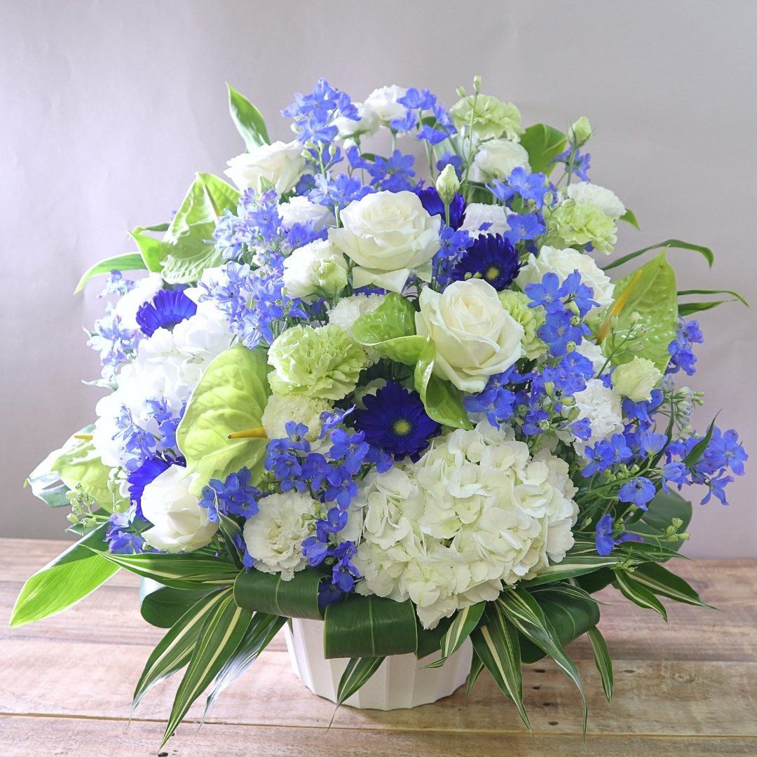 青い花のギフト。青い花の花束・アレンジメント。青色で贈る生花のフラワーギフト