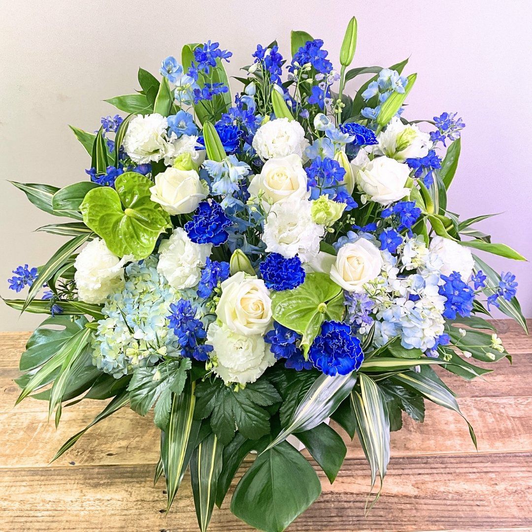 青い花のギフト。青い花の花束・アレンジメント。青色で贈る生花のフラワーギフト