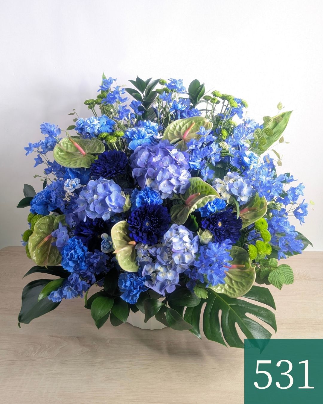 青い花のギフト。青い花の花束・アレンジメント。青色で贈る生花のフラワーギフト