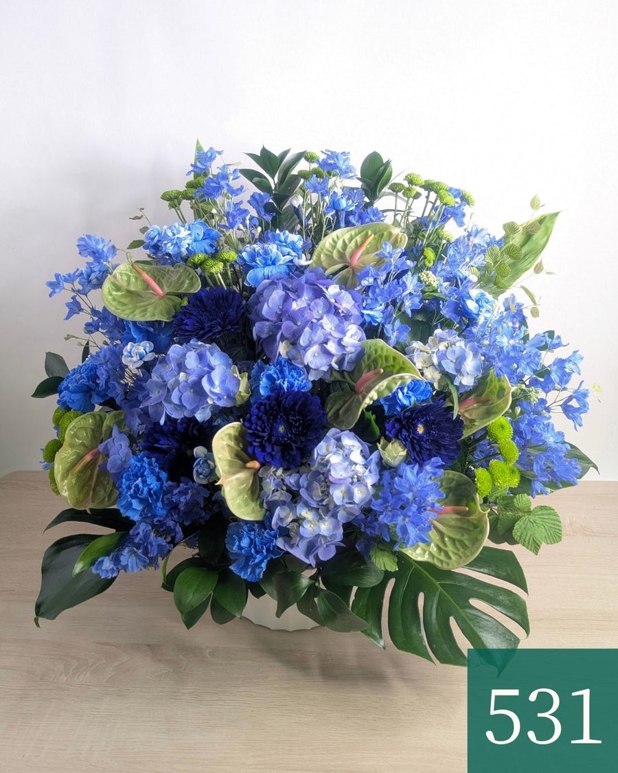 青い花のギフト。青い花の花束・アレンジメント。青色で贈る生花のフラワーギフト