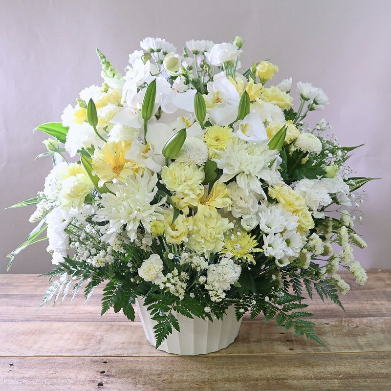 いつでも贈れるお供えの花。急な訃報、命日、一周忌、三回忌に送る生花、お供えアレンジメント