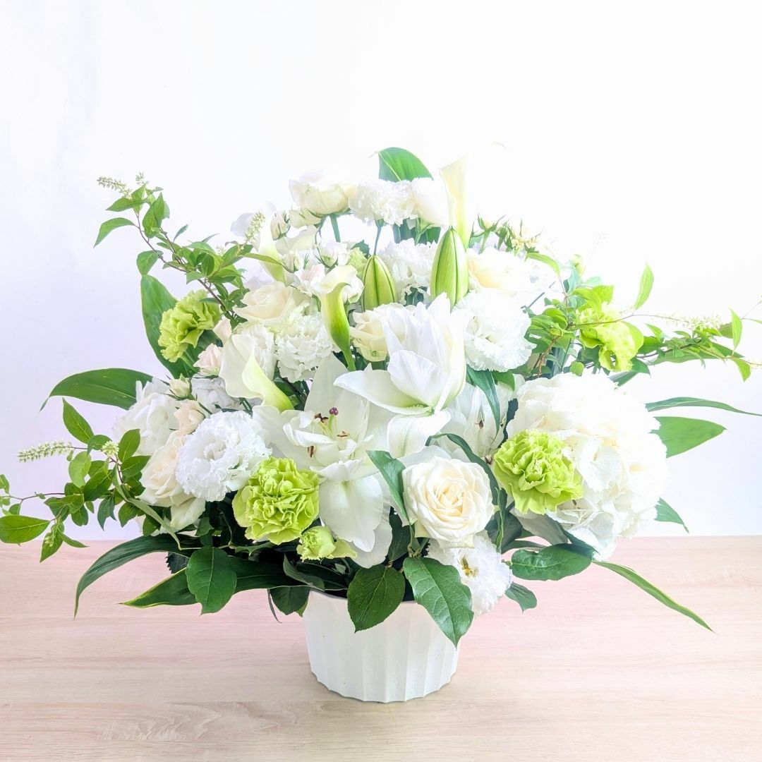 いつでも贈れるお供えの花。急な訃報、命日、一周忌、三回忌に送る生花、お供えアレンジメント
