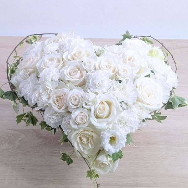 生花で贈るハート型アレンジメント。送って喜ばれるお花のギフト、フラワーギフト