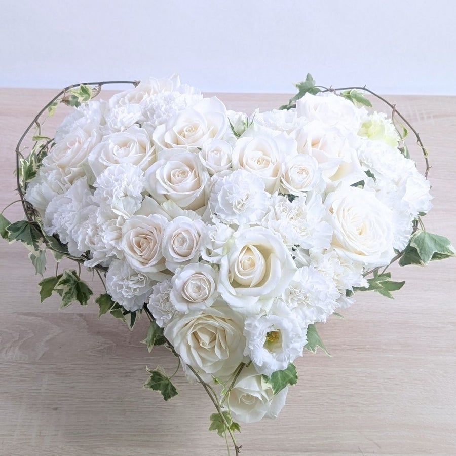 生花で贈るハート型アレンジメント。送って喜ばれるお花のギフト、フラワーギフト