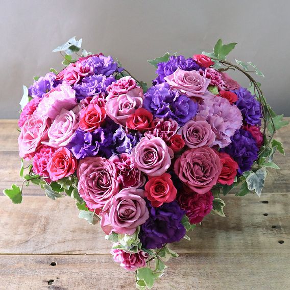 70歳・古希祝に贈るハート型アレンジメント。送って喜ばれるお花のギフト、フラワーギフト