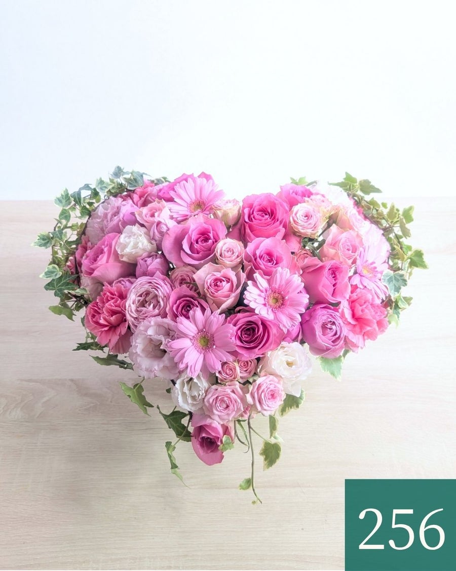 生花で贈るハート型アレンジメント。送って喜ばれるお花のギフト、フラワーギフト