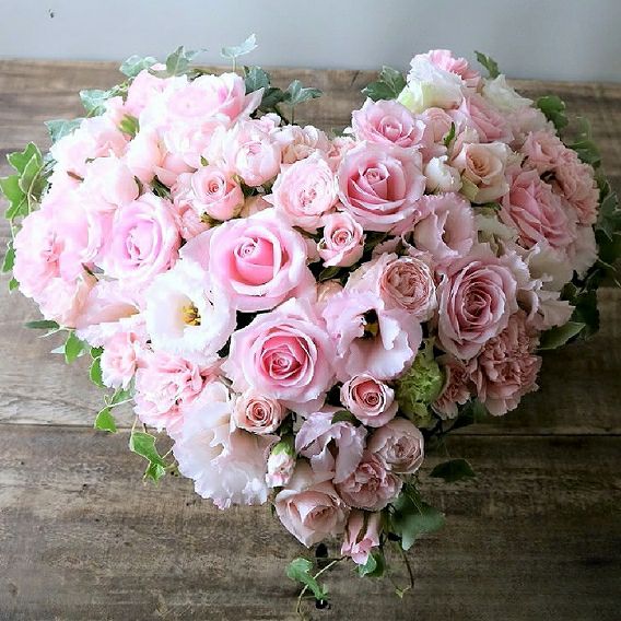 生花で贈るハート型アレンジメント。送って喜ばれるお花のギフト、フラワーギフト