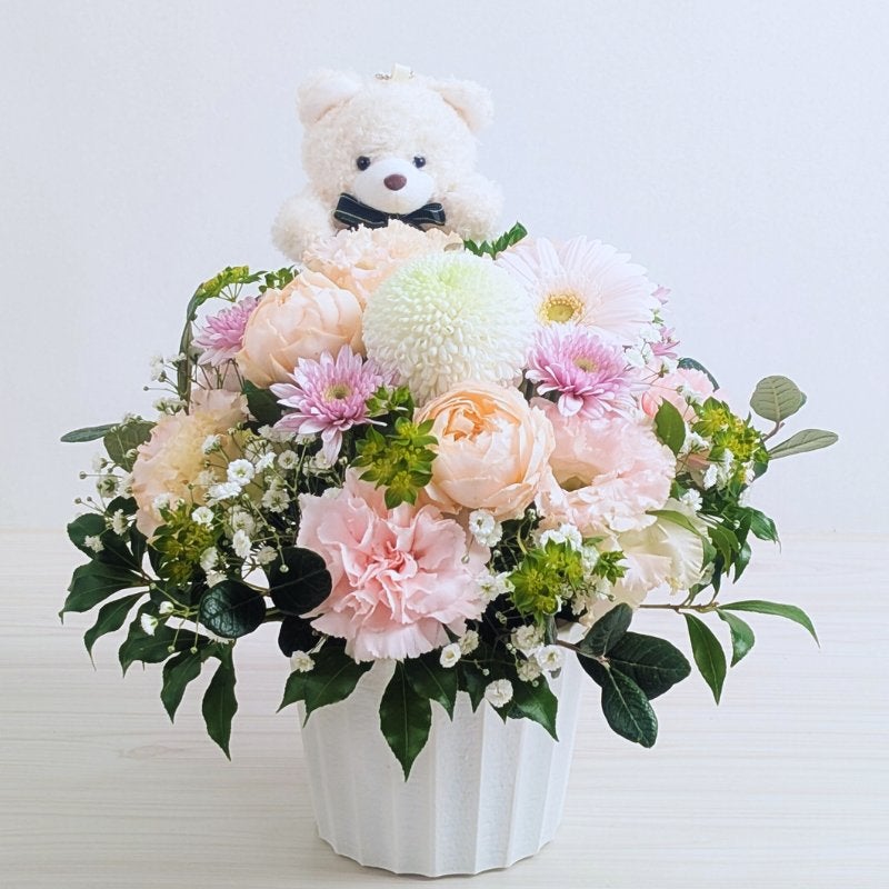 かわいいクマちゃん付のお花。子供のお供え花、優しいお花。贈って喜ばれる生花アレンジメント。