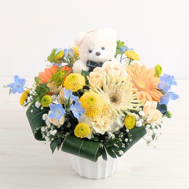 かわいいクマちゃん付のお花。子供のお供え花、優しいお花。贈って喜ばれる生花アレンジメント。