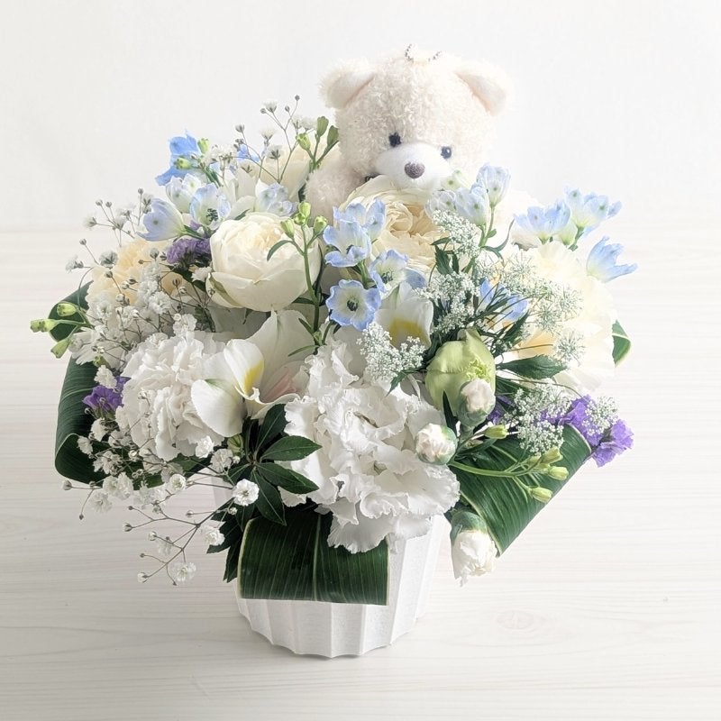 かわいいクマちゃん付のお花。子供のお供え花、優しいお花。贈って喜ばれる生花アレンジメント。