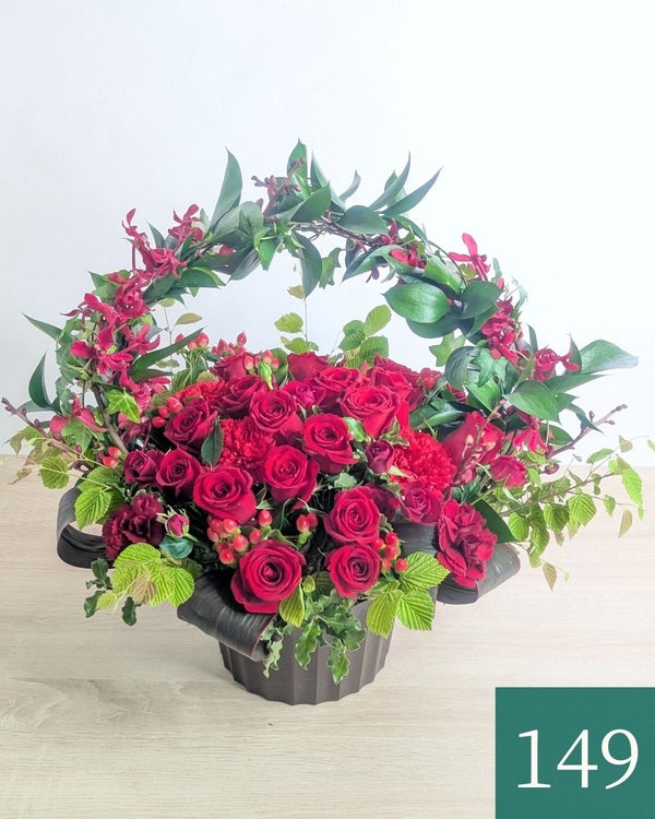 赤いバラ、赤い生花で贈るリング型アレンジメント。送って喜ばれるお花のギフト、フラワーギフト 