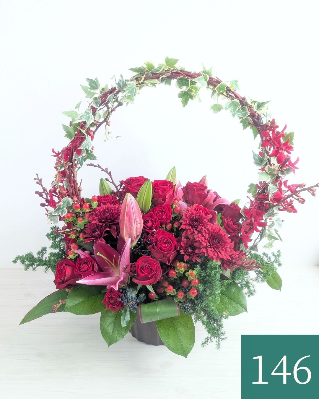 赤いバラ、赤い生花で贈るリング型アレンジメント。送って喜ばれるお花のギフト、フラワーギフト 