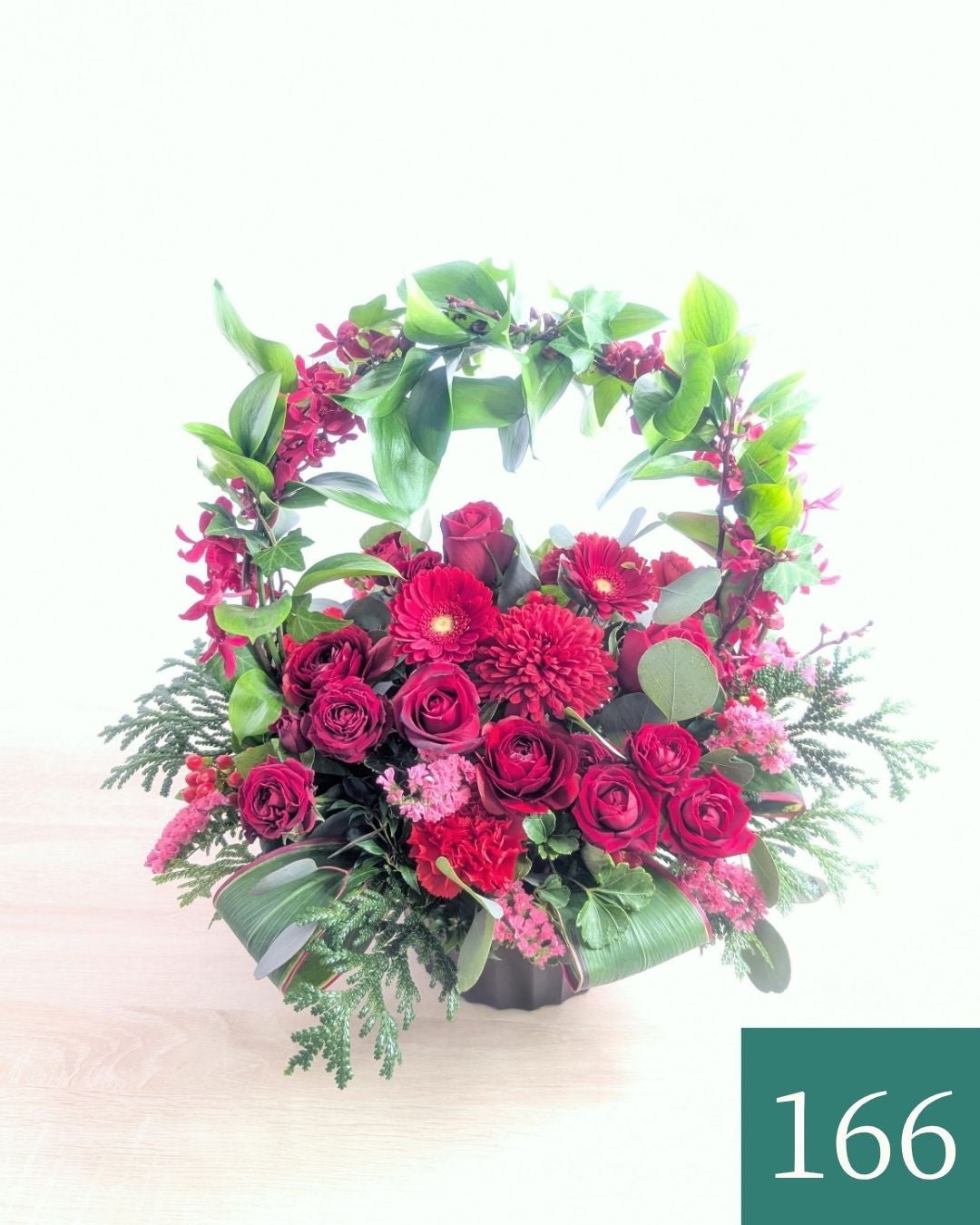 赤いバラ、赤い生花で贈るリング型アレンジメント。送って喜ばれるお花のギフト、フラワーギフト 