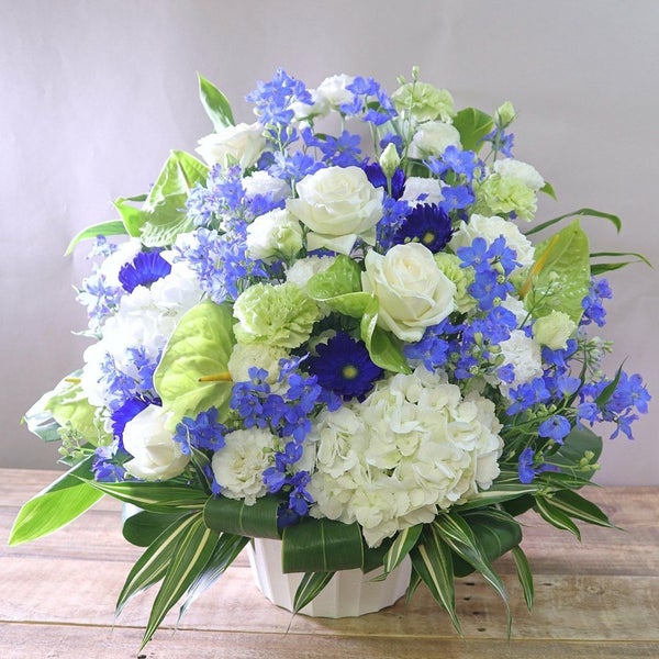青い花のギフト。青い花の花束・アレンジメント。青色で贈る生花のフラワーギフト
