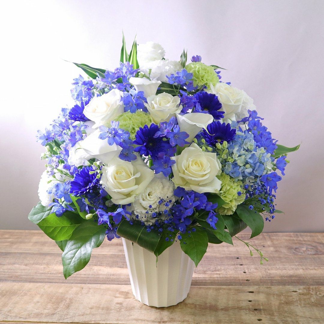 青い花のギフト。青い花の花束・アレンジメント。青色で贈る生花のフラワーギフト