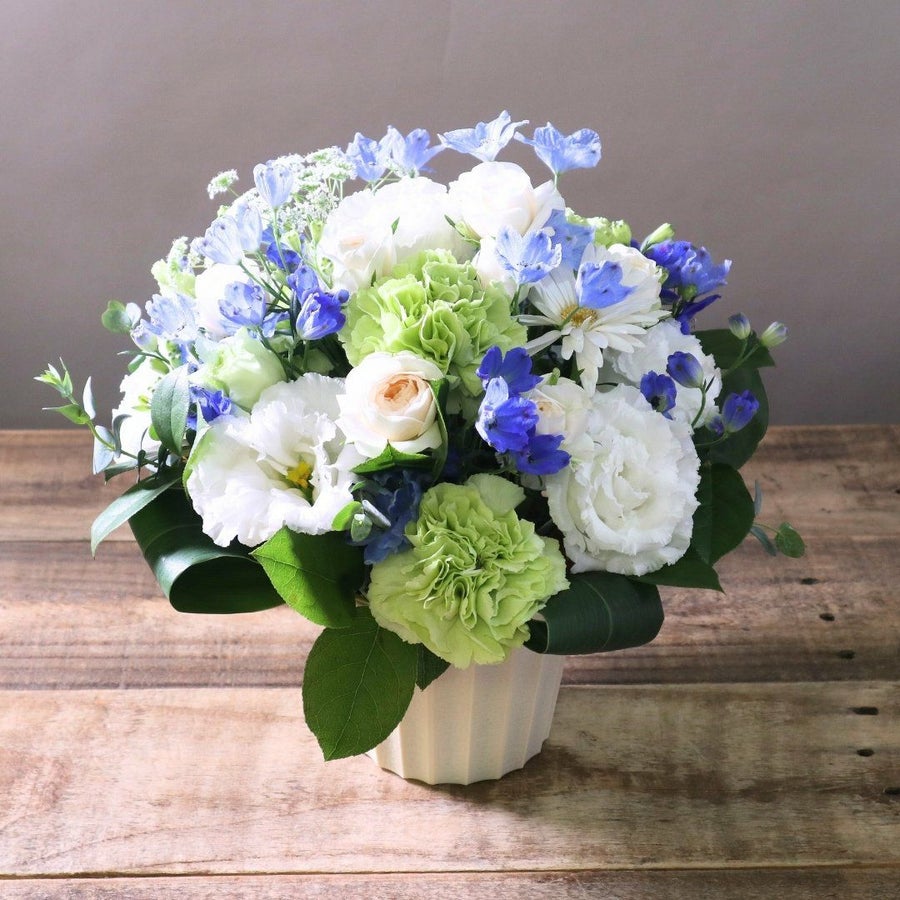 青い花のギフト。青い花の花束・アレンジメント。青色で贈る生花のフラワーギフト