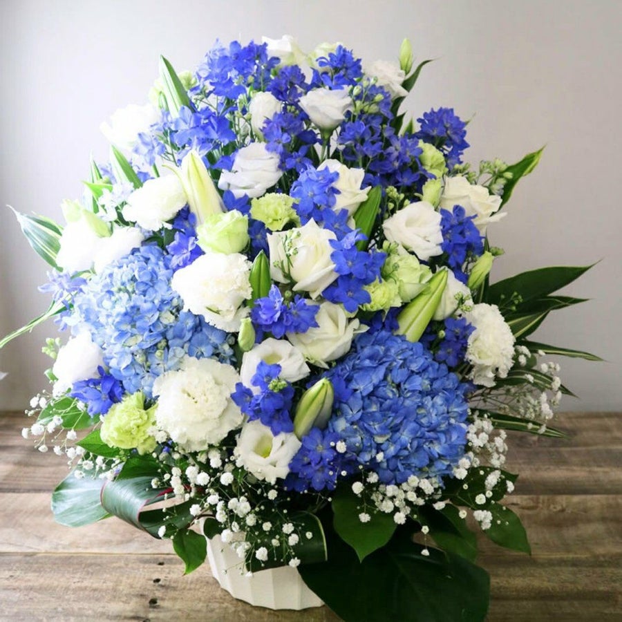 青い花のギフト。青い花の花束・アレンジメント。青色で贈る生花のフラワーギフト