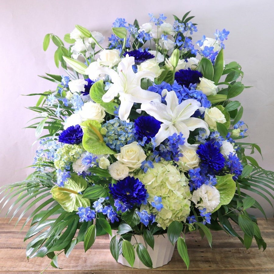 青い花のギフト。青い花の花束・アレンジメント。青色で贈る生花のフラワーギフト