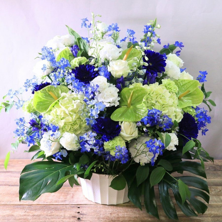 青い花のギフト。青い花の花束・アレンジメント。青色で贈る生花のフラワーギフト