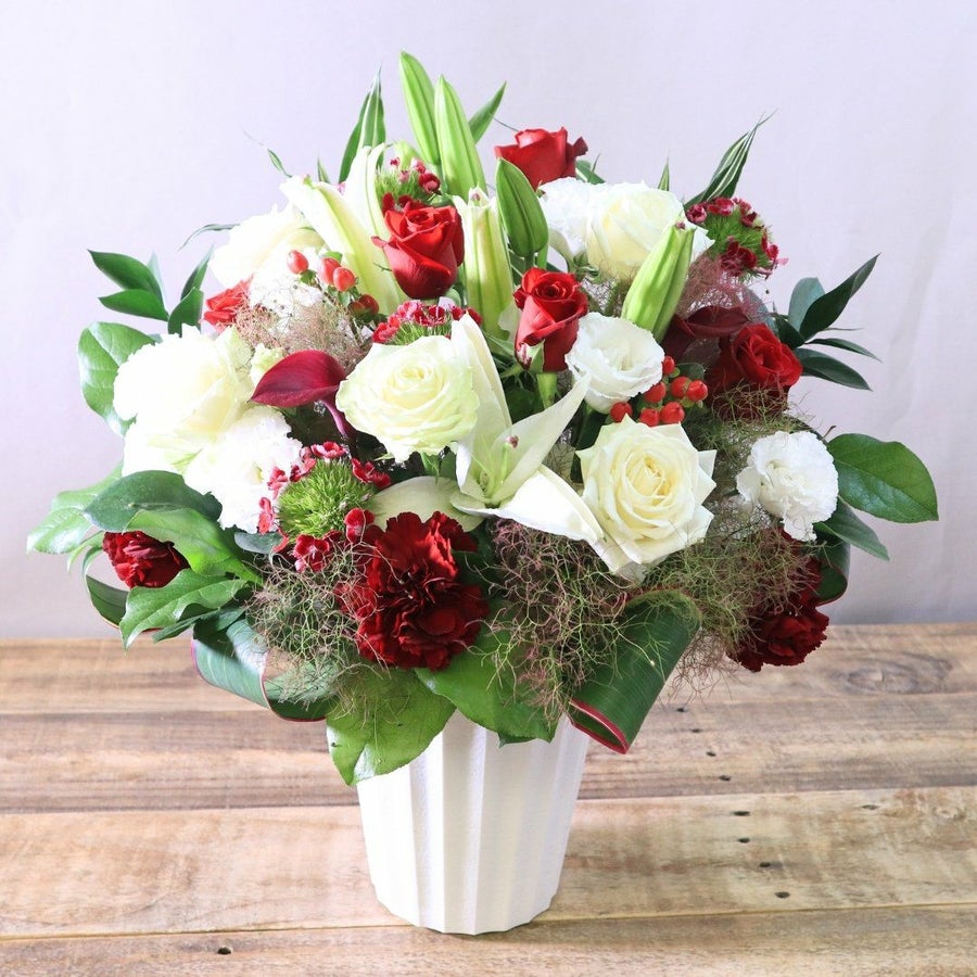 還暦祝いのお花。60歳を祝う赤いバラ・花束・アレンジメント。60歳の誕生日を祝うフラワーギフトの贈り物