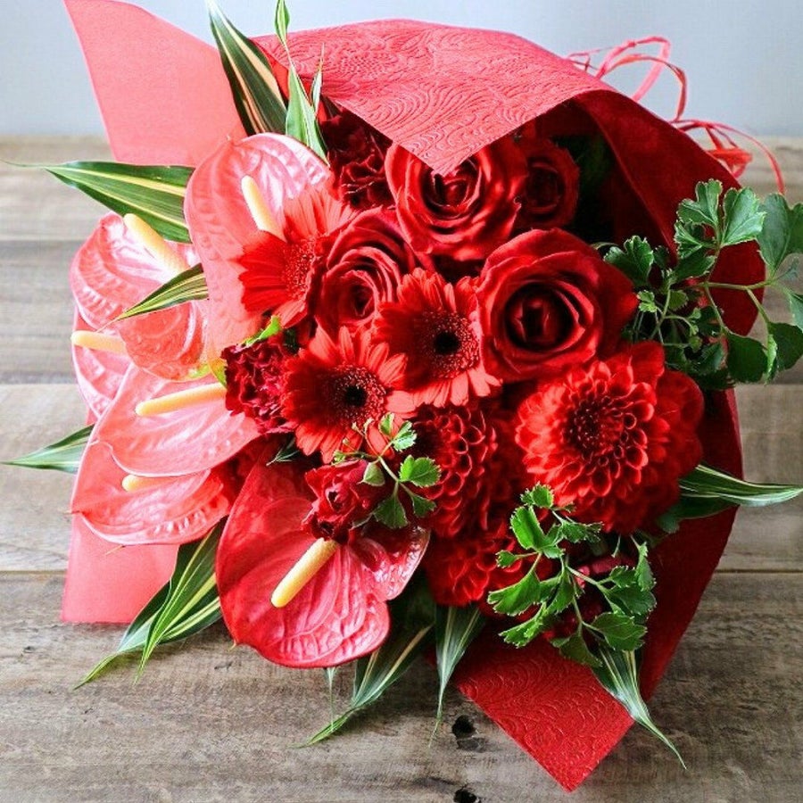 還暦祝いのお花。60歳を祝う赤いバラ・花束・アレンジメント。60歳の誕生日を祝うフラワーギフトの贈り物