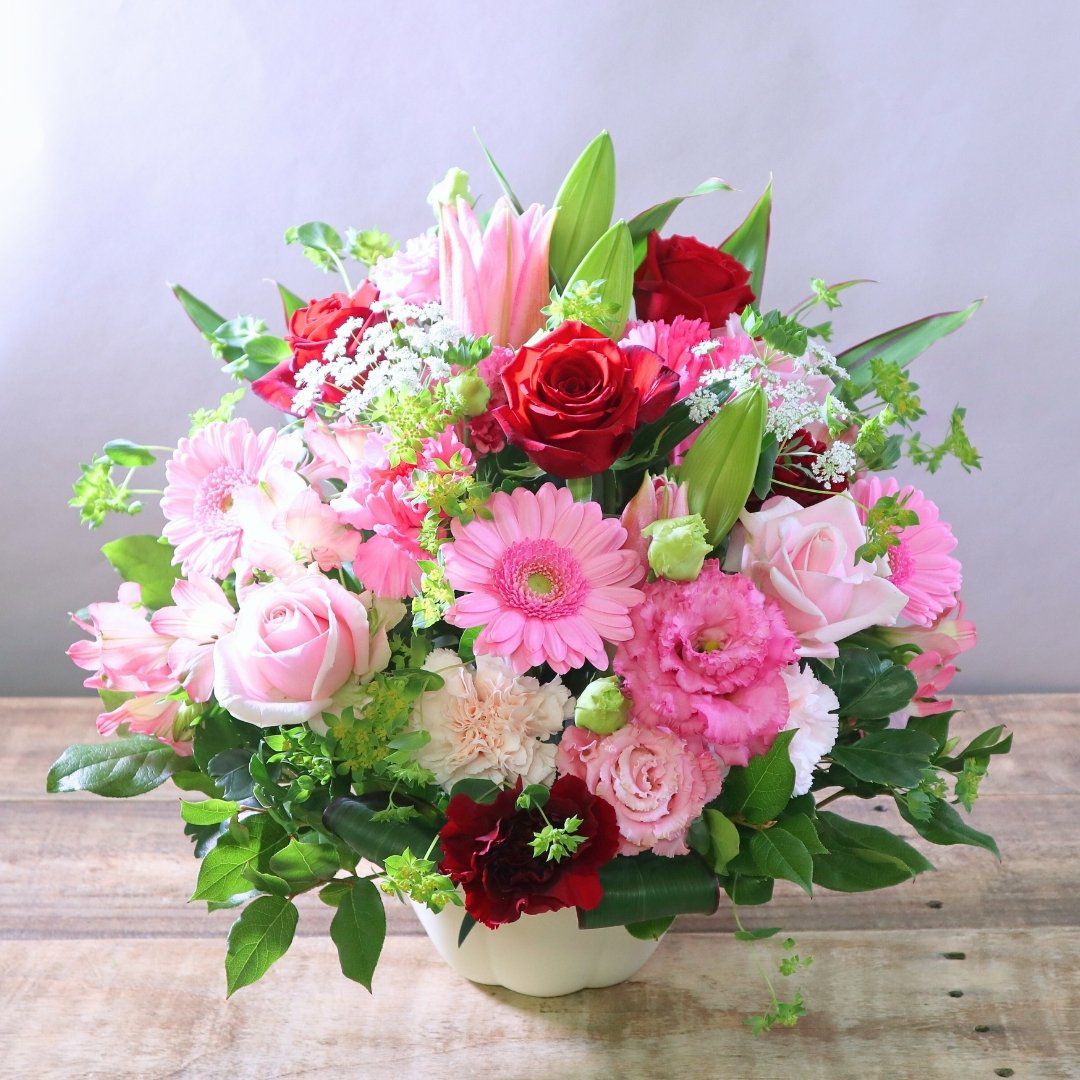 造花アレンジメント ピンク 赤 白 還暦・長寿祝いの花 赤ピンクのアレンジメント Mサイズ （エマ