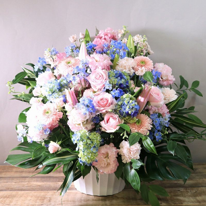 青い花のギフト。青い花の花束・アレンジメント。青色で贈る生花のフラワーギフト