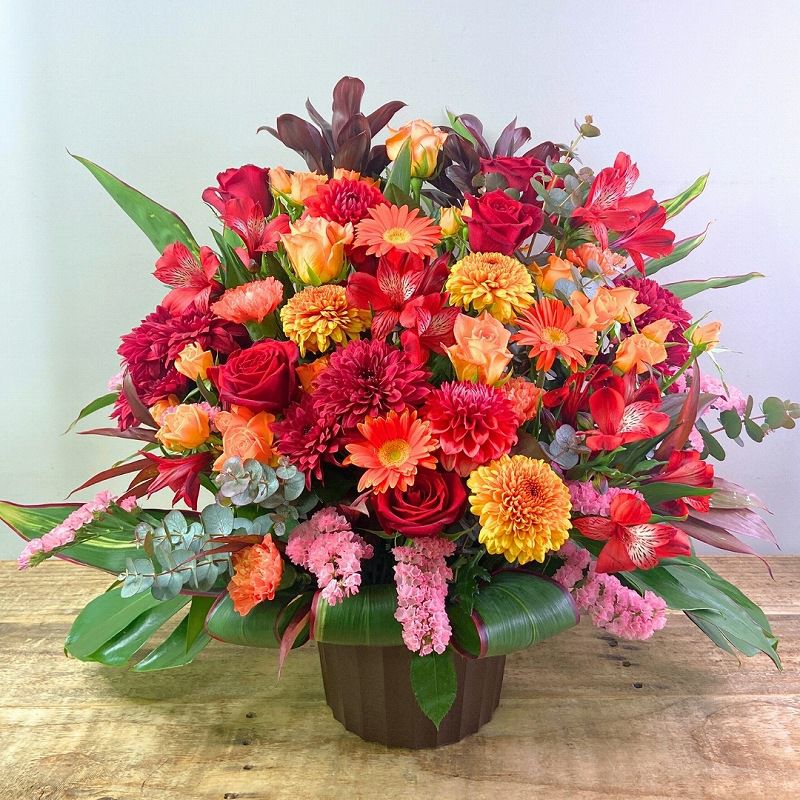 オレンジ色と赤色の花束、おしゃれなアレンジメント。会社のお祝い・記念日に喜ばれるお花のギフト