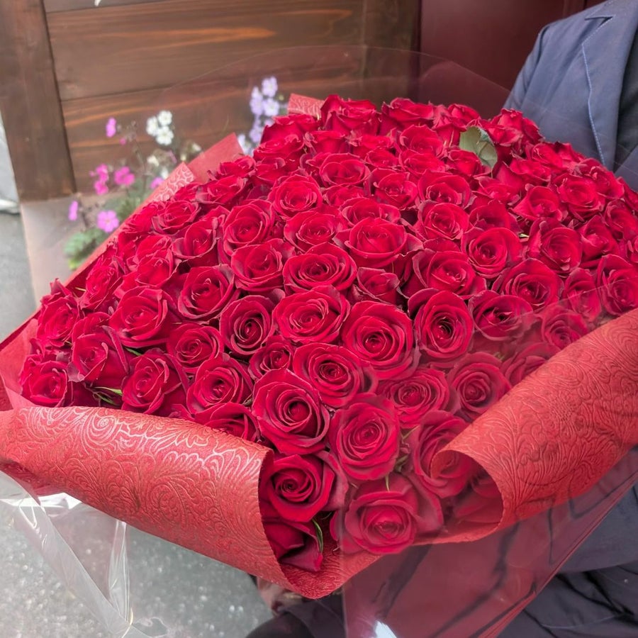 プロポーズの花束。バラの花束。薔薇108本のプレゼント