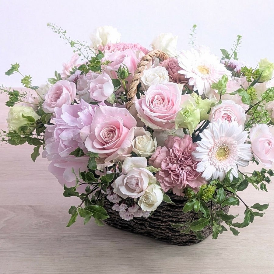 お花のバスケット・フラワーギフト。生花のアレンジメント　もらって嬉しい花ギフト