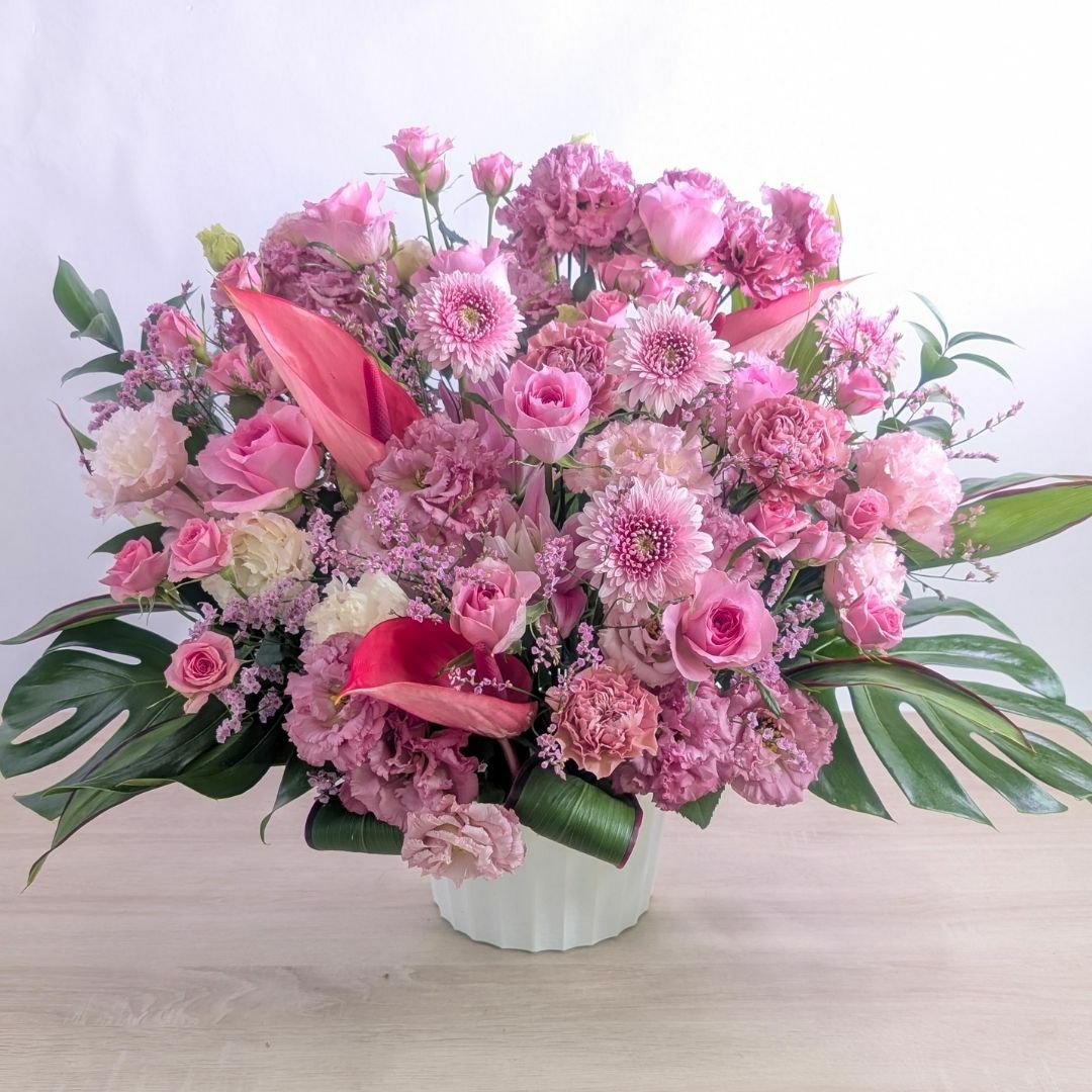 100歳お祝いの花。百寿を祝う花ギフト　華やかな生花のアレンジメント