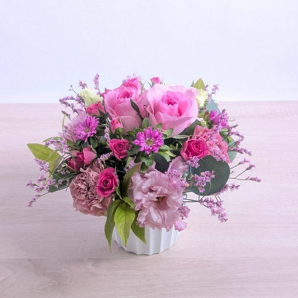 100歳お祝いの花。百寿を祝う花ギフト　華やかな生花のアレンジメント