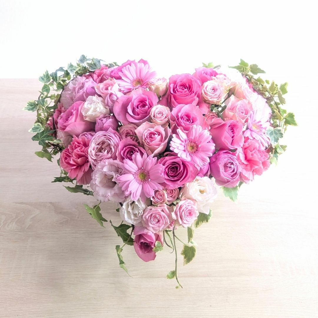 100歳お祝いの花。百寿を祝う花ギフト　華やかな生花のアレンジメント