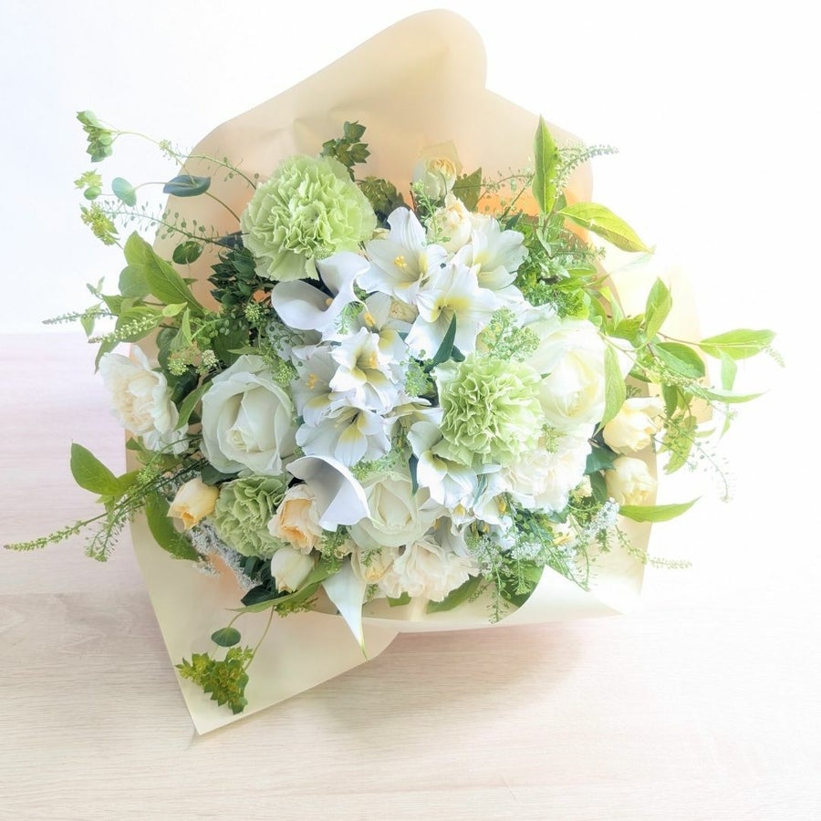 100歳お祝いの花。百寿を祝う花ギフト　華やかな生花のアレンジメント