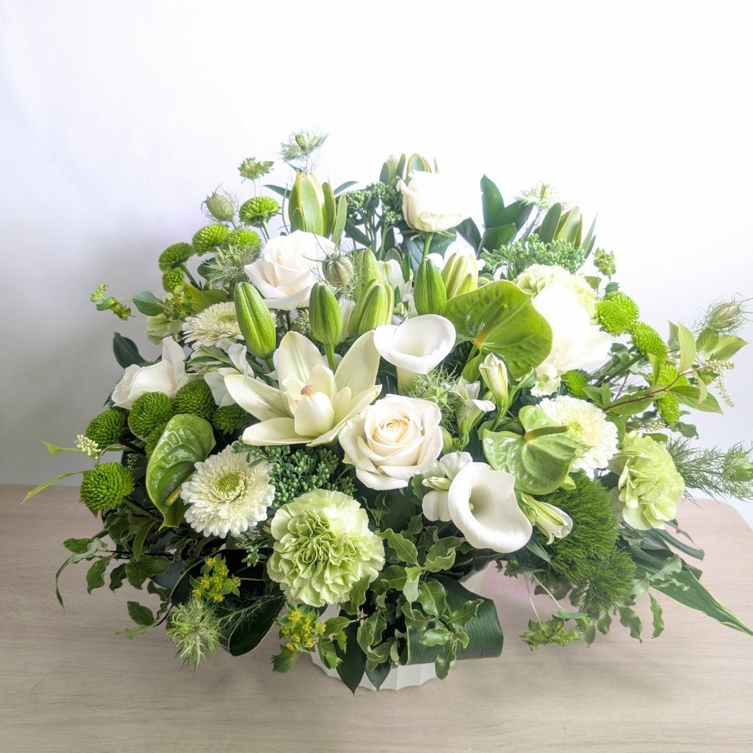 100歳お祝いの花。百寿を祝う花ギフト　華やかな生花のアレンジメント