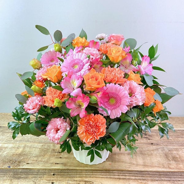 100歳お祝いの花。百寿を祝う花ギフト　華やかな生花のアレンジメント