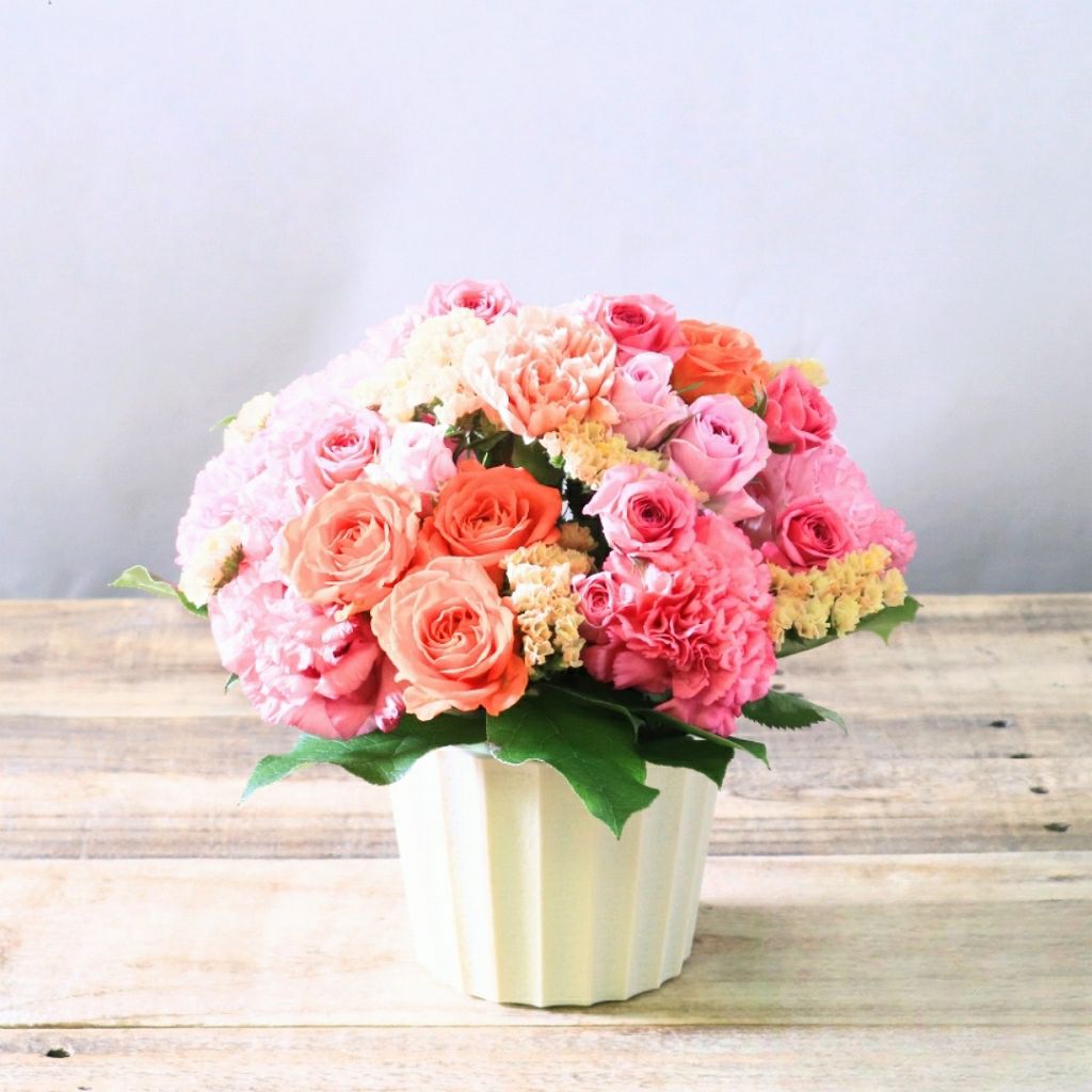 100歳お祝いの花。百寿を祝う花ギフト　華やかな生花のアレンジメント