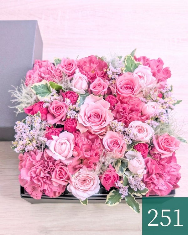 ピンク色の花で作るボックスフラワー。かわいいピンクのフラワーギフトBOX