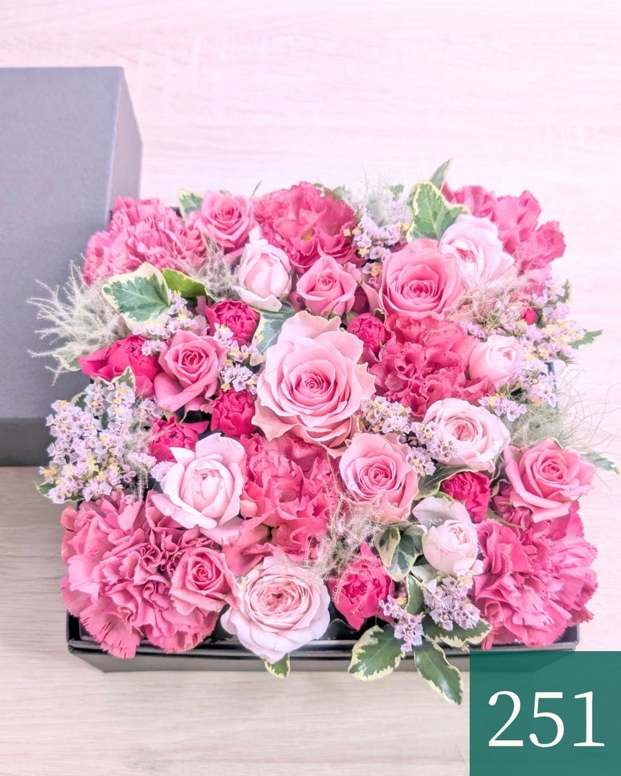 ピンク色の花で作るボックスフラワー。かわいいピンクのフラワーギフトBOX